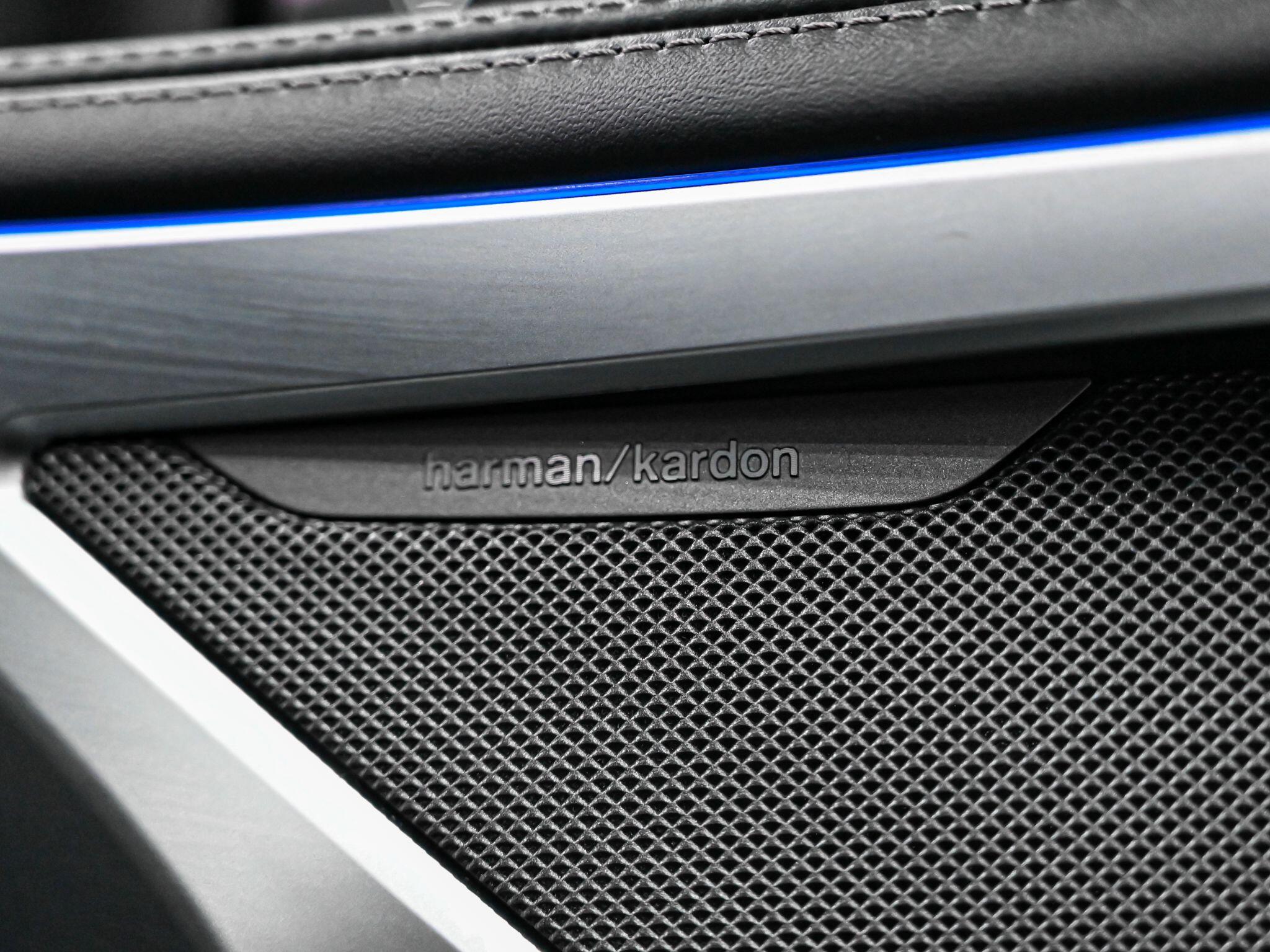 BMW 8 Series view 16