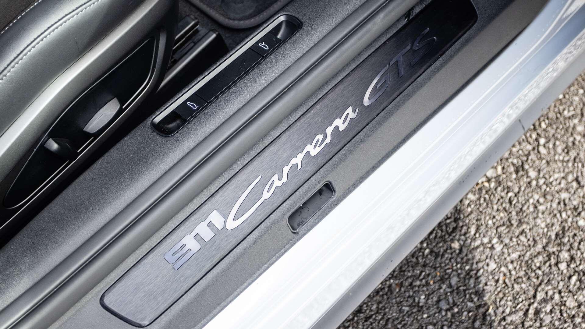 Porsche 911 view 39