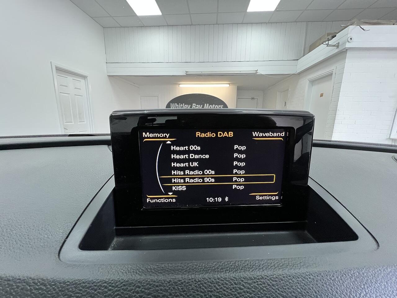 Audi Q3 view 10