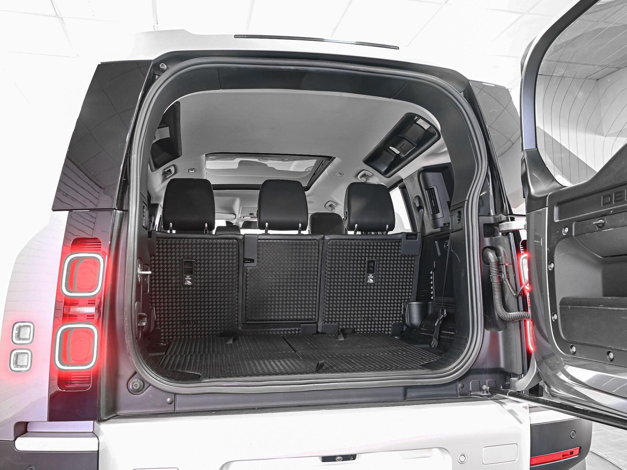 Land Rover Defender view 30