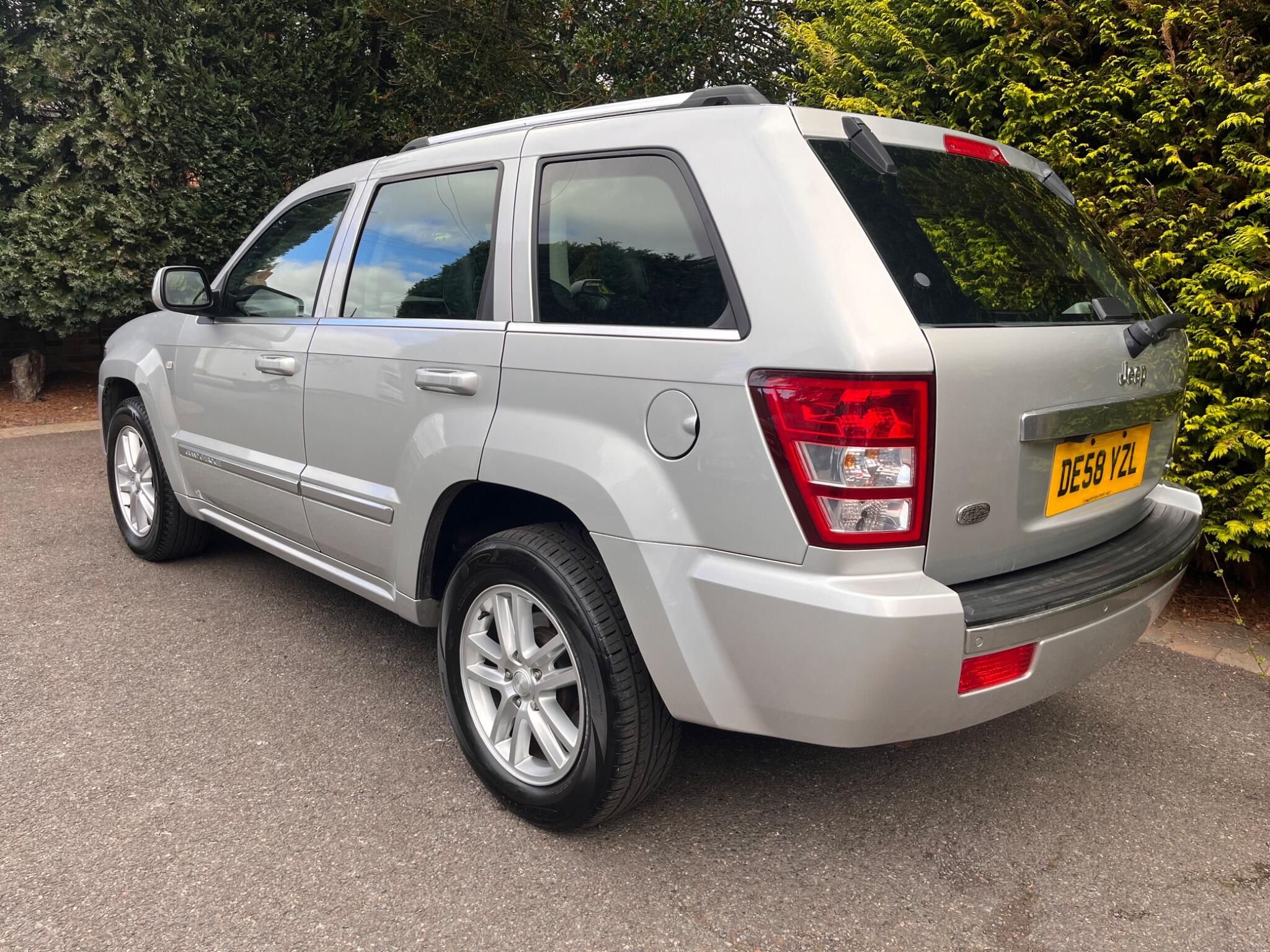 Jeep Grand Cherokee view 8
