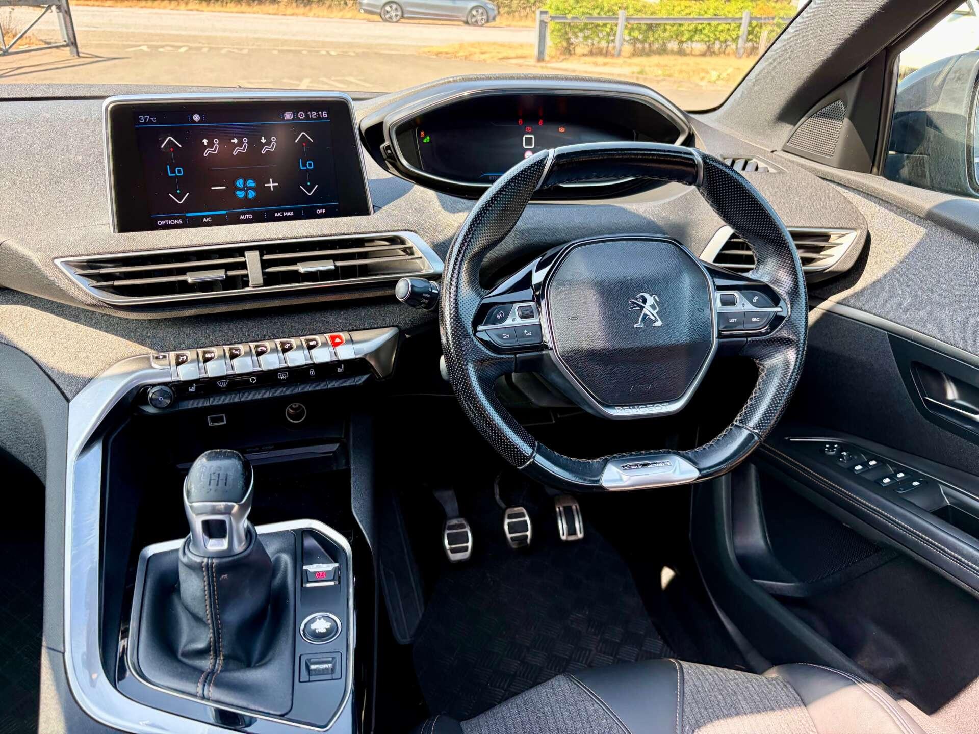 Peugeot 5008 view 2