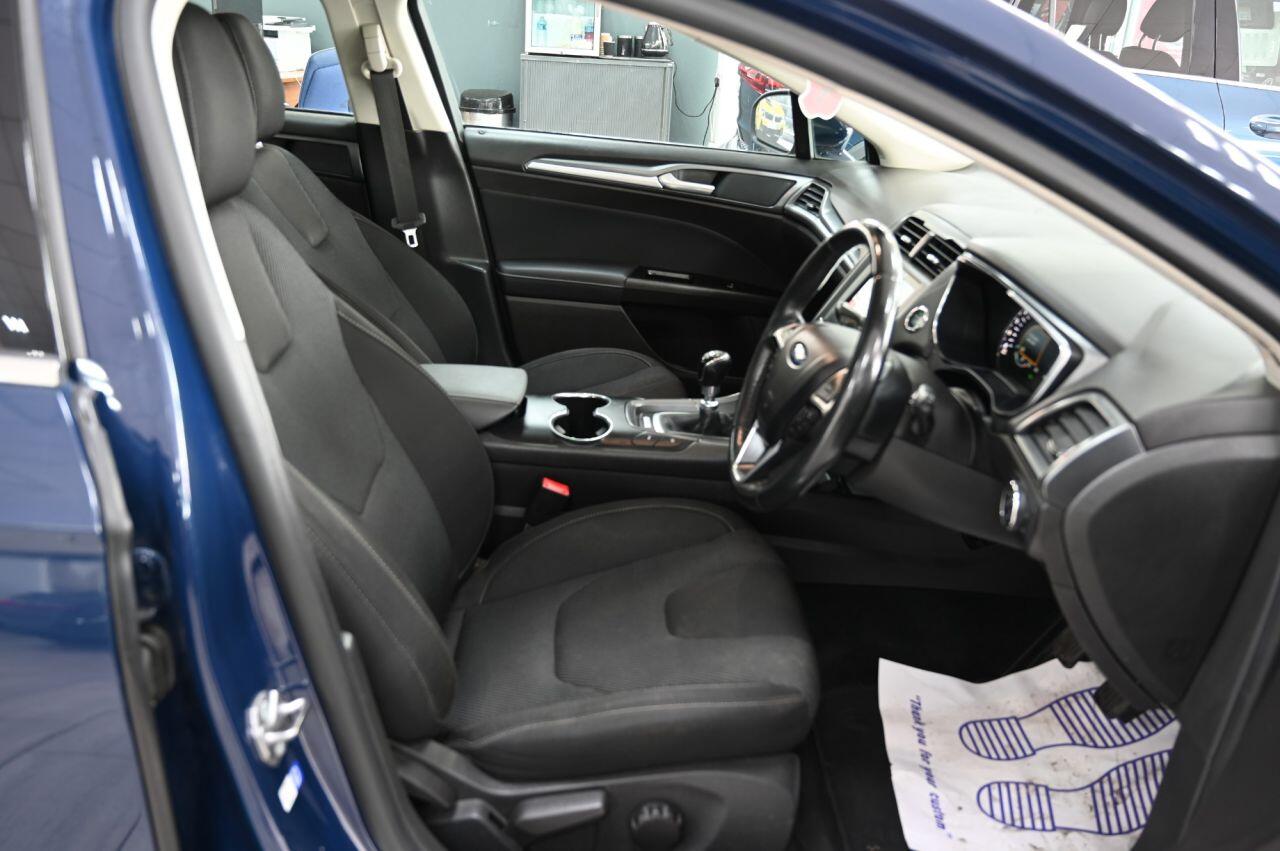 Ford Mondeo view 14