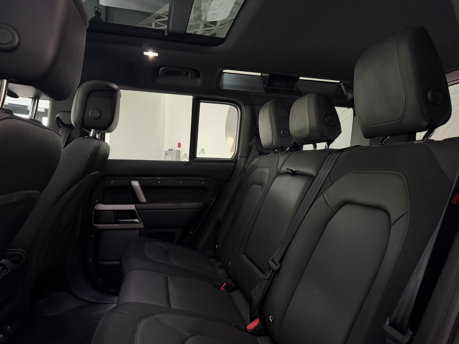 Land Rover Defender 110 view 54