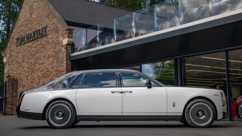 Rolls-Royce Phantom view 4
