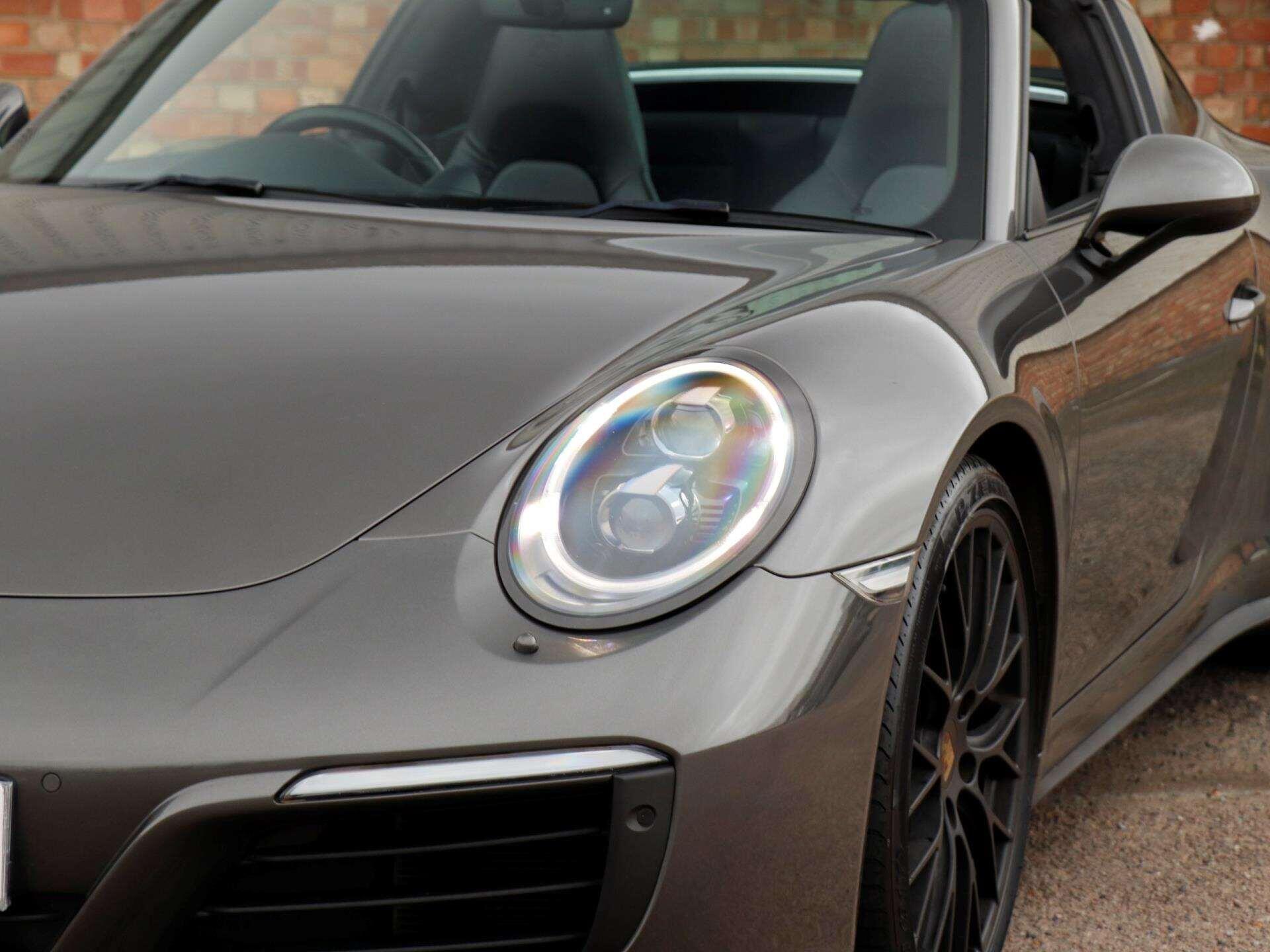 Porsche 911 view 30