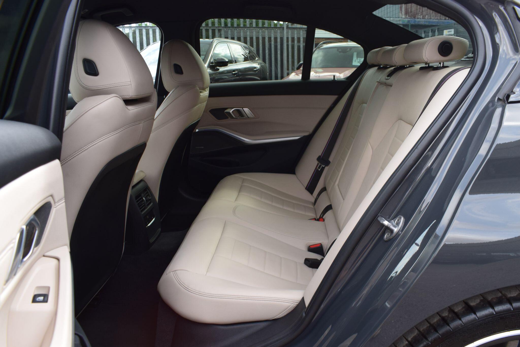 BMW 3 Series view 28