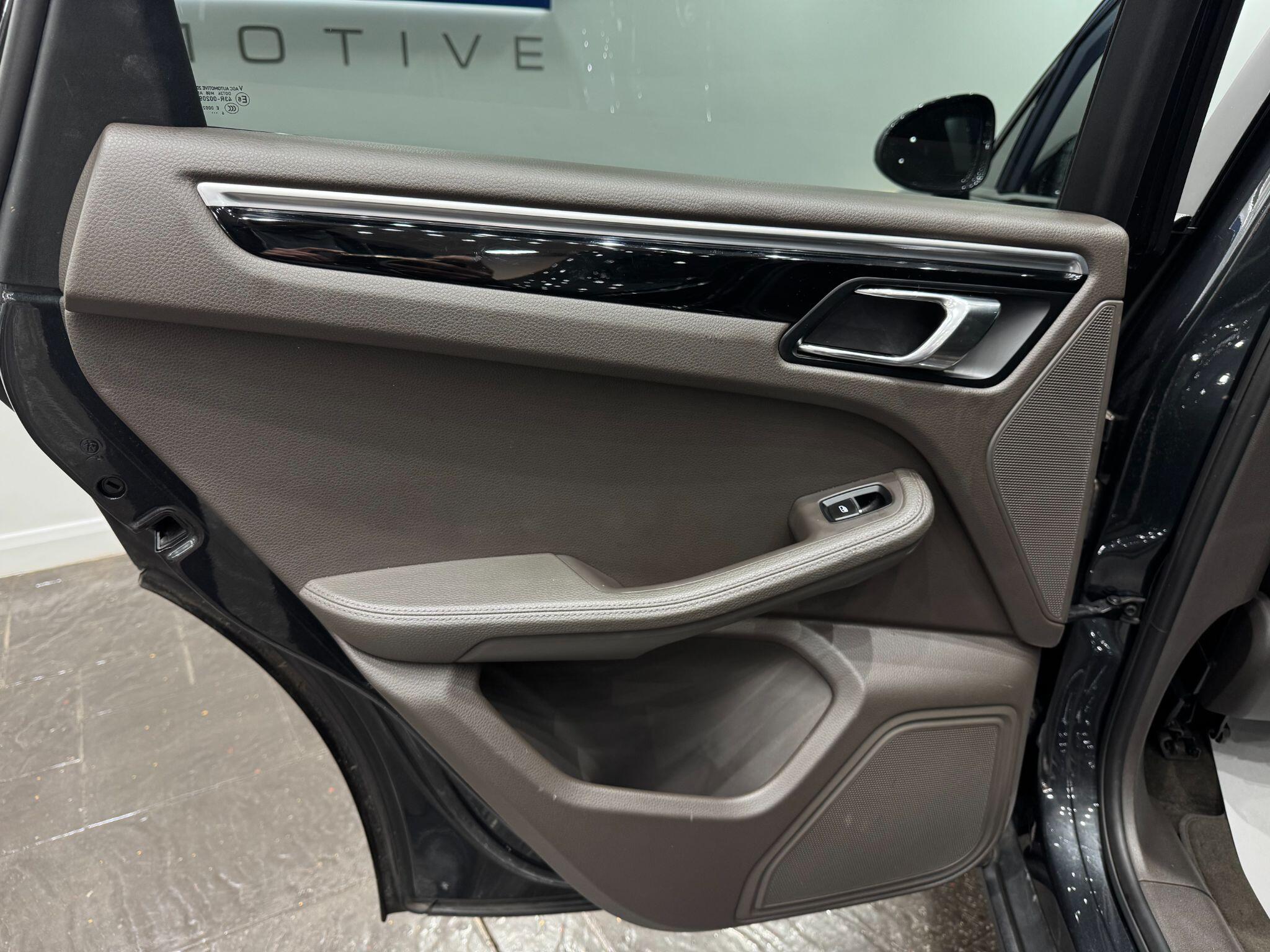 Porsche Macan view 50