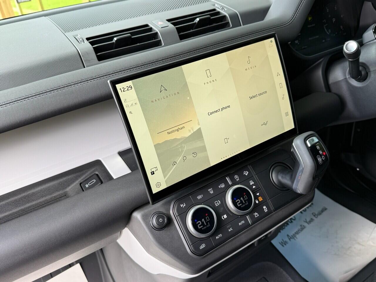 Land Rover Defender 110 view 15