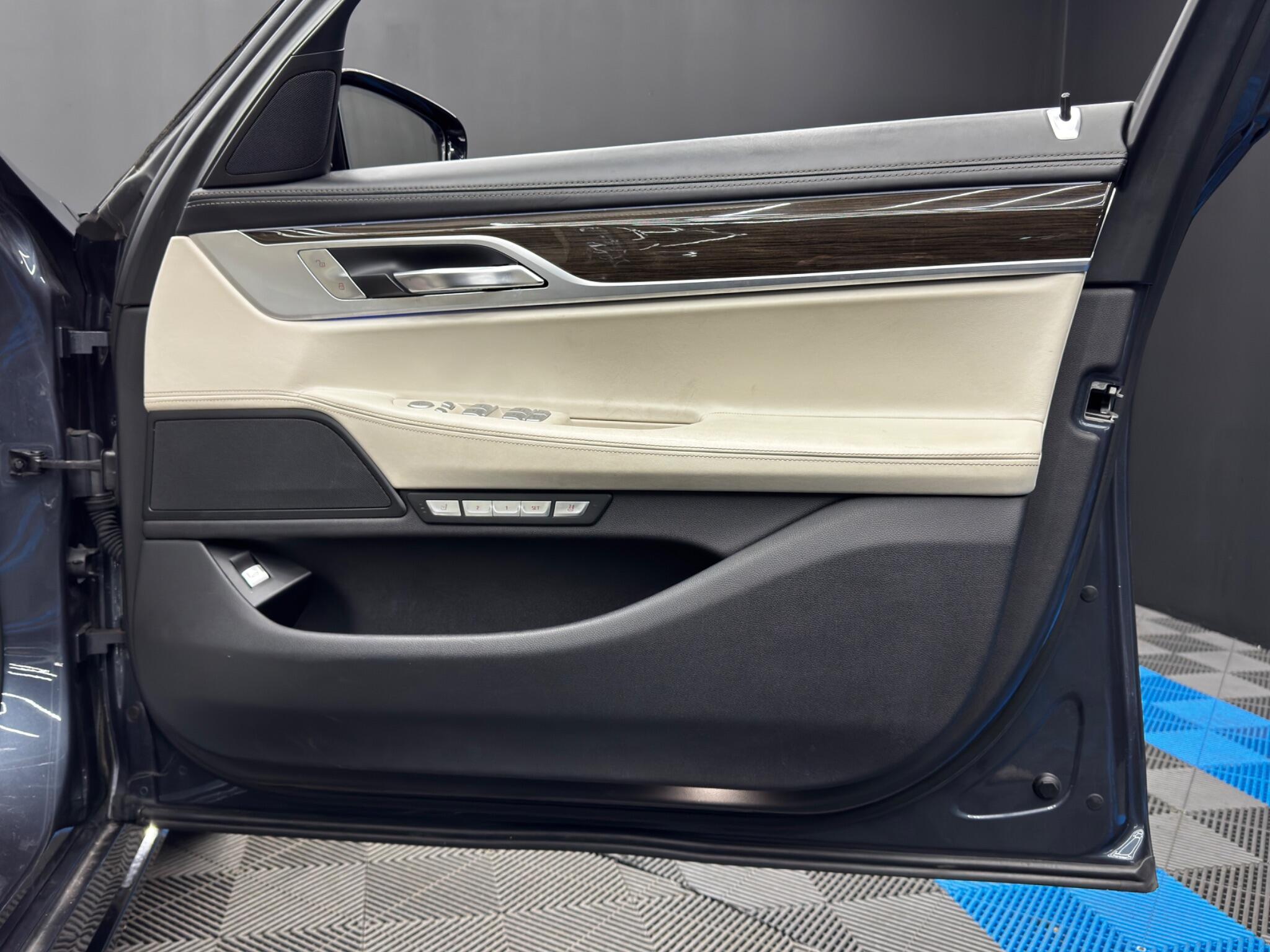 BMW 7 Series view 52