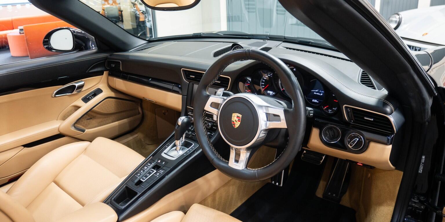 Porsche 911 view 13