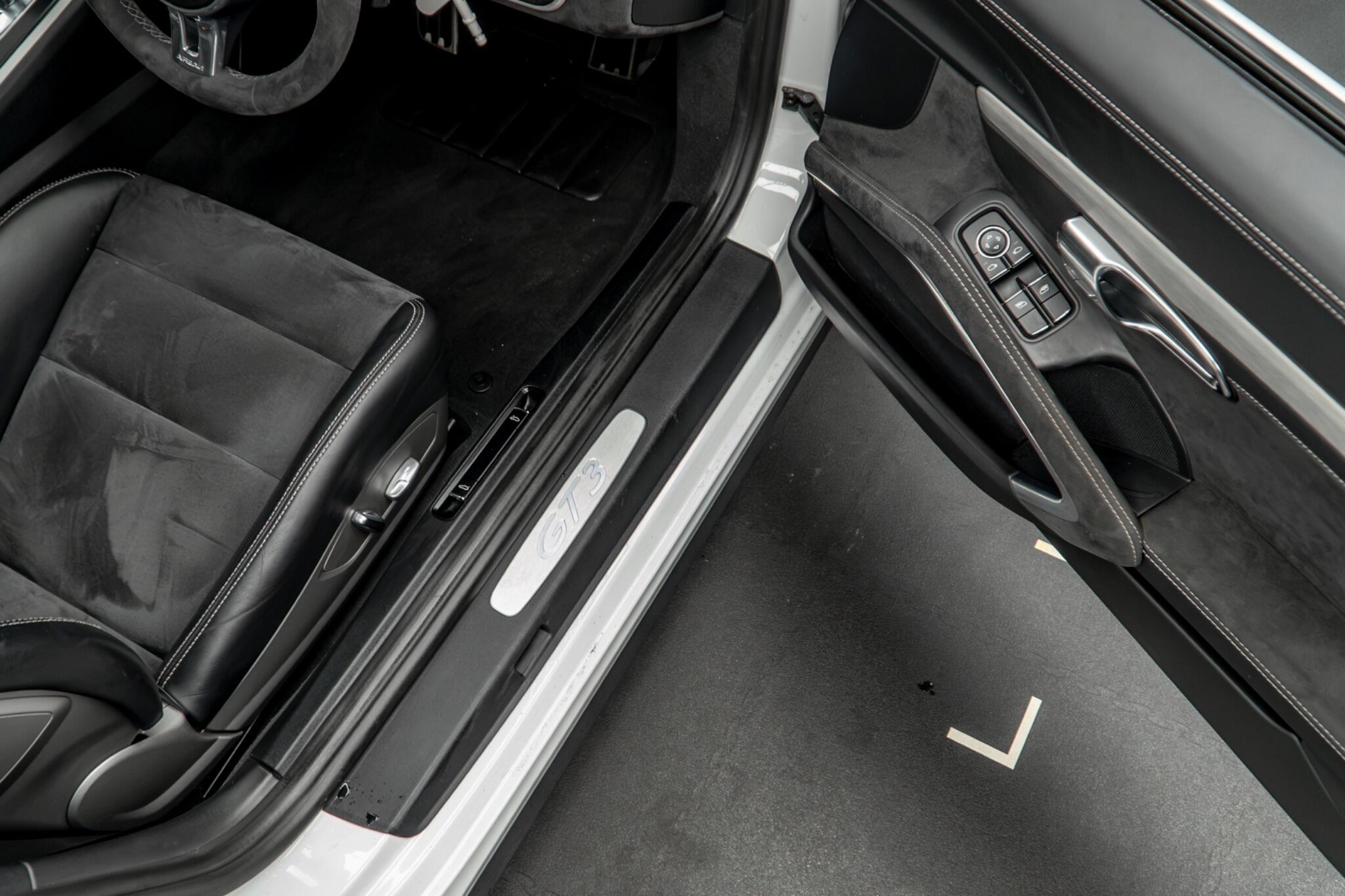Porsche 911 view 30