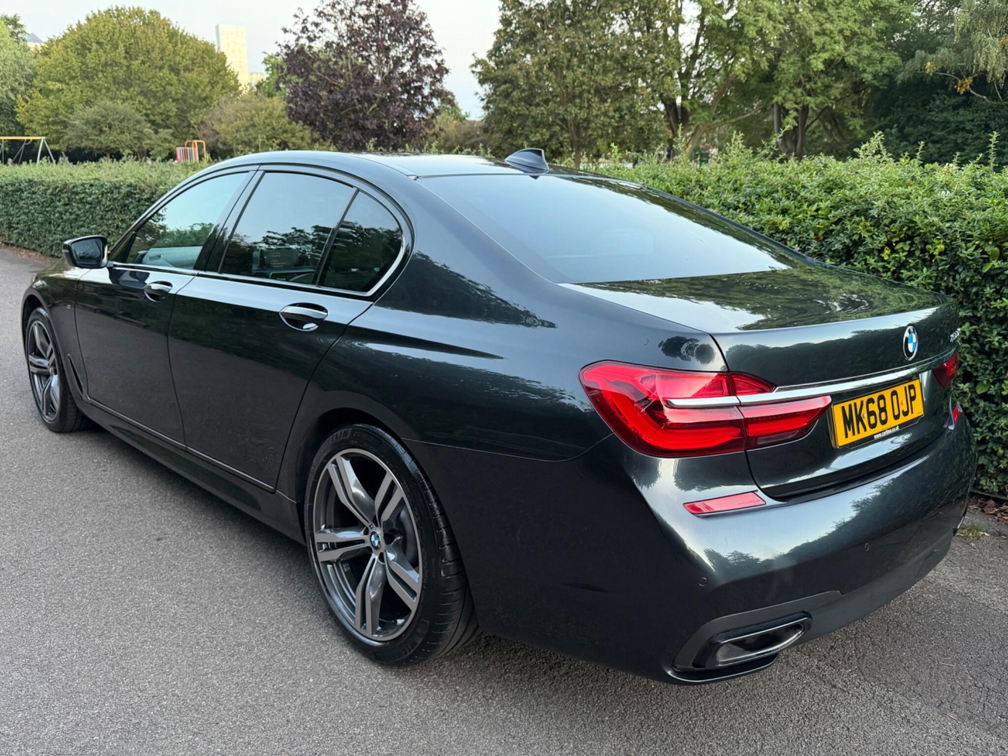 BMW 7 Series view 4