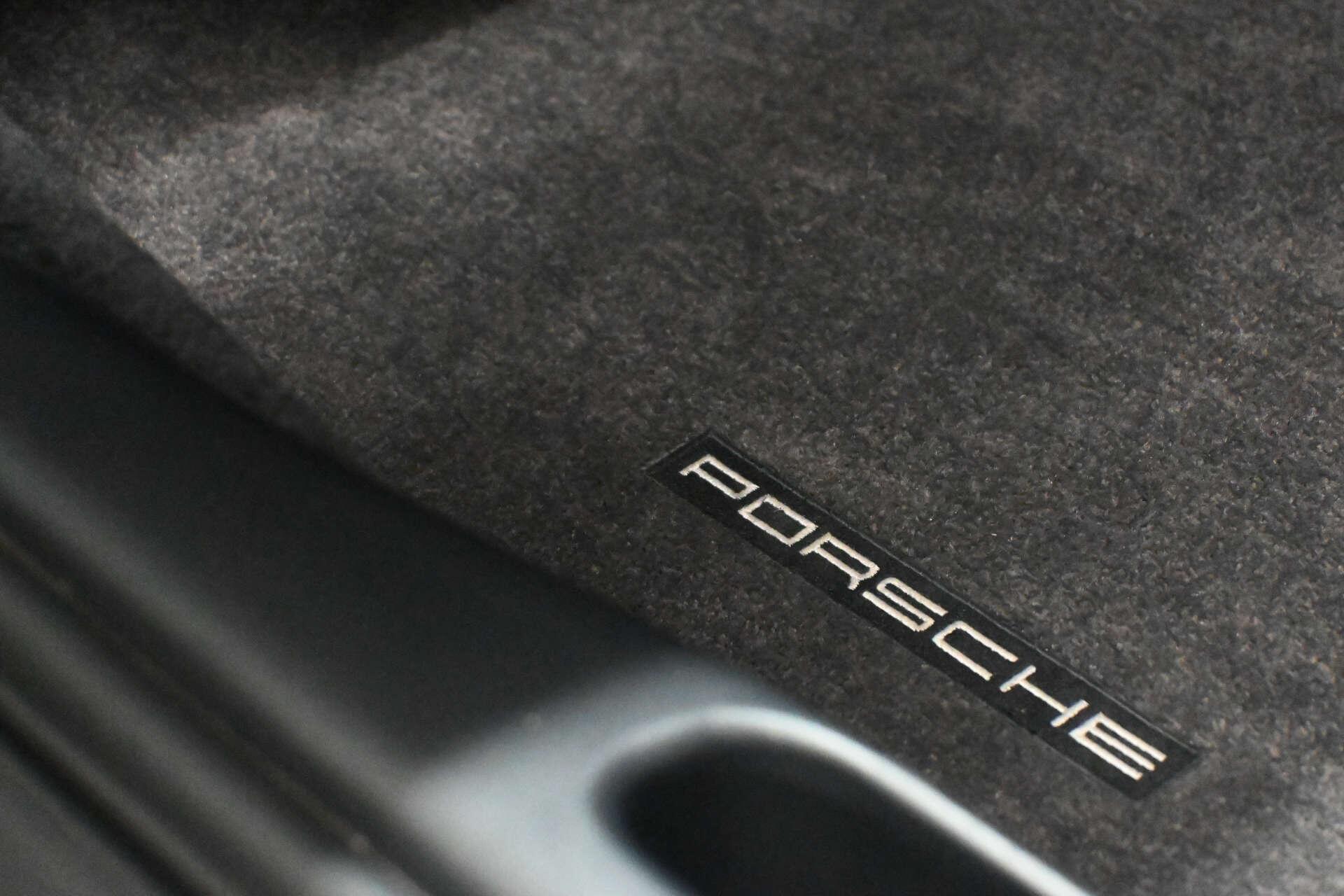 Porsche 911 view 20