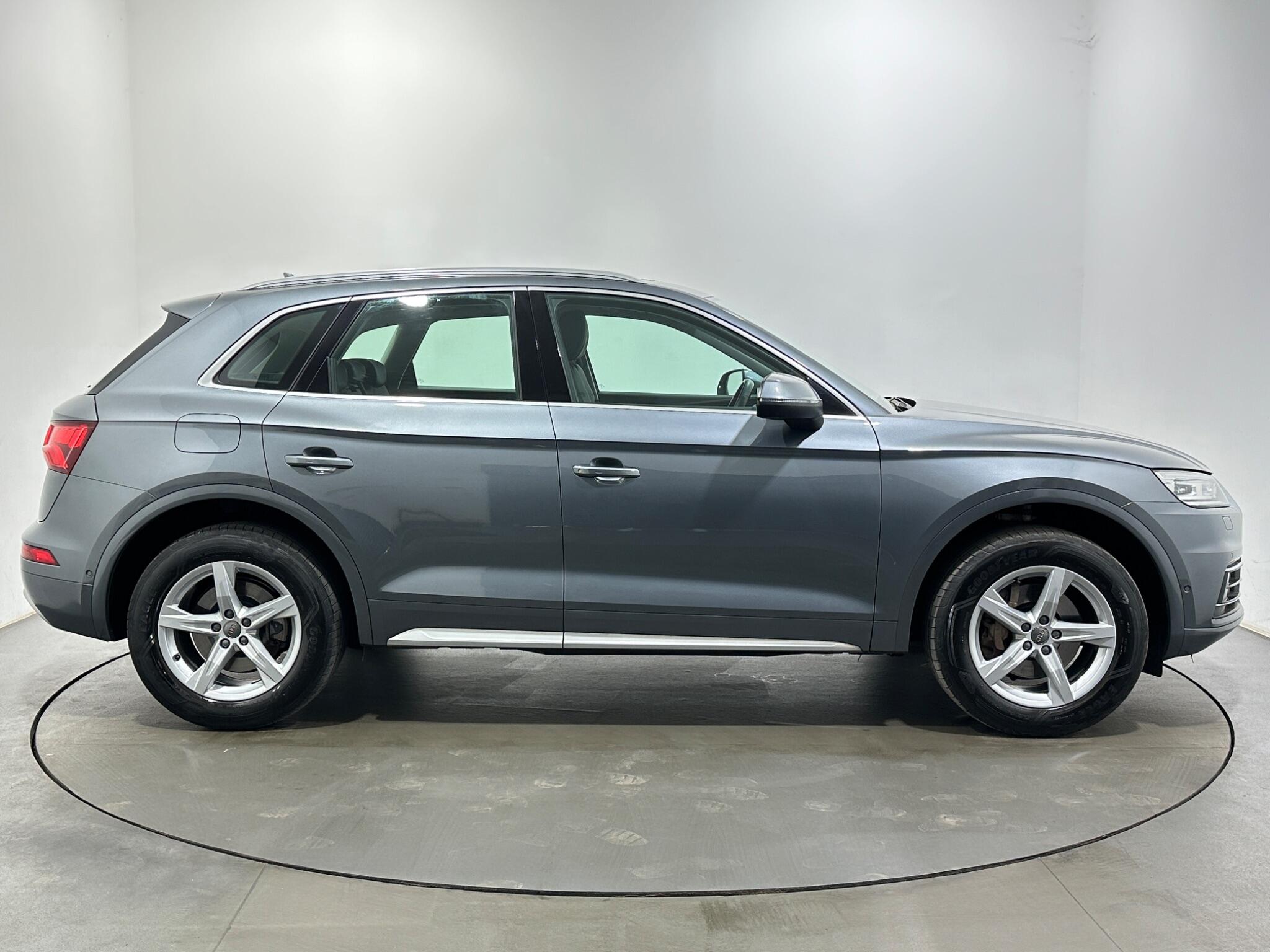 Audi Q5 view 9