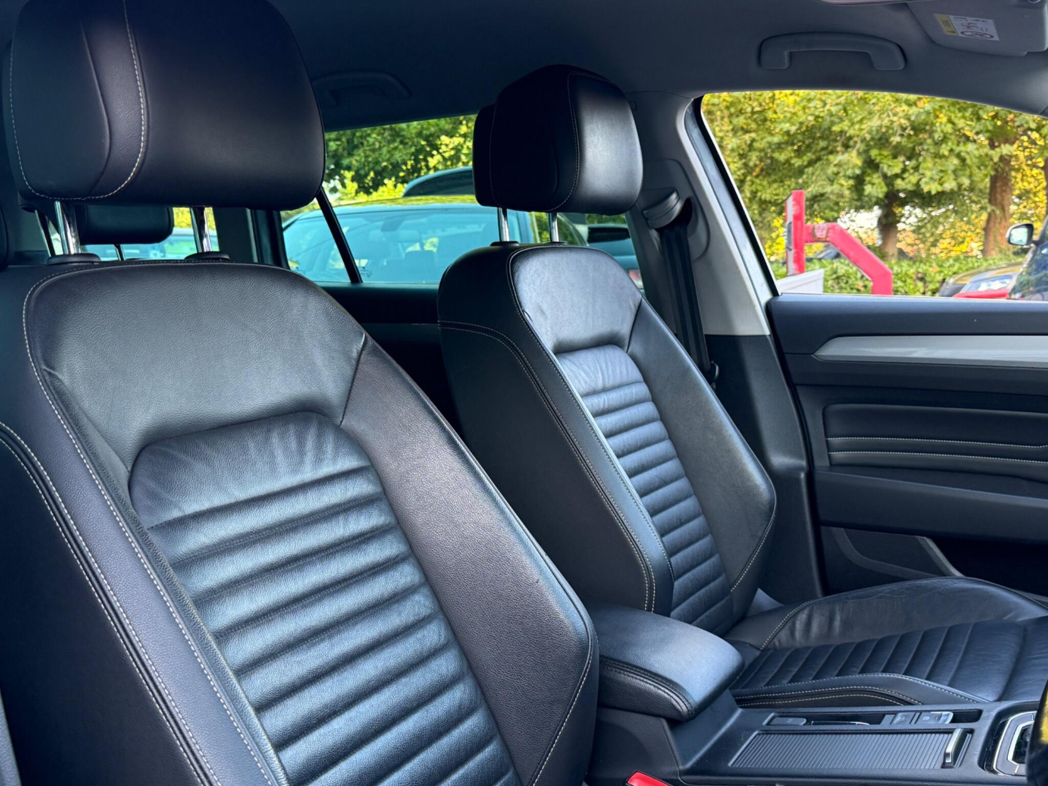 Volkswagen Passat - Image 35