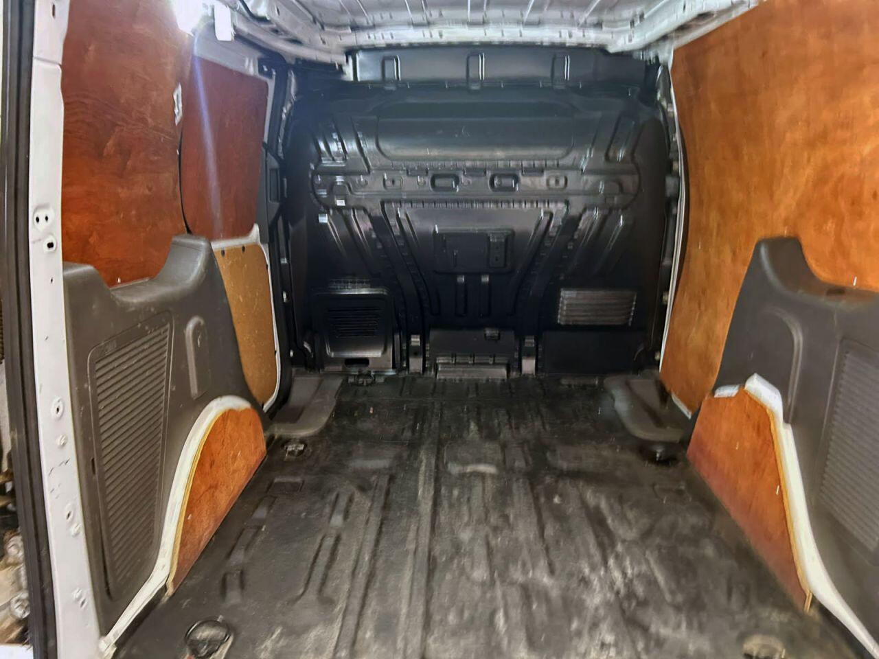 Ford Transit Connect view 21