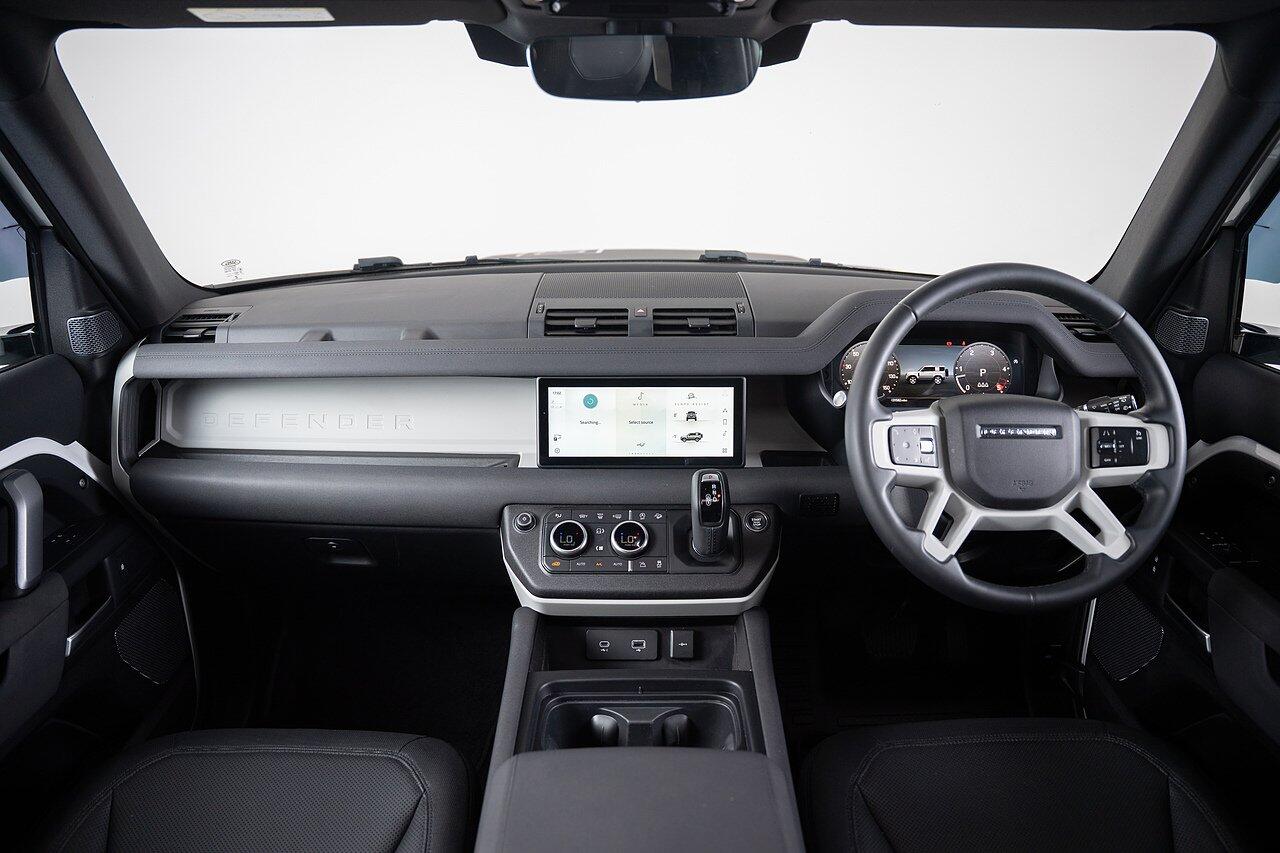 Land Rover Defender 90 view 4