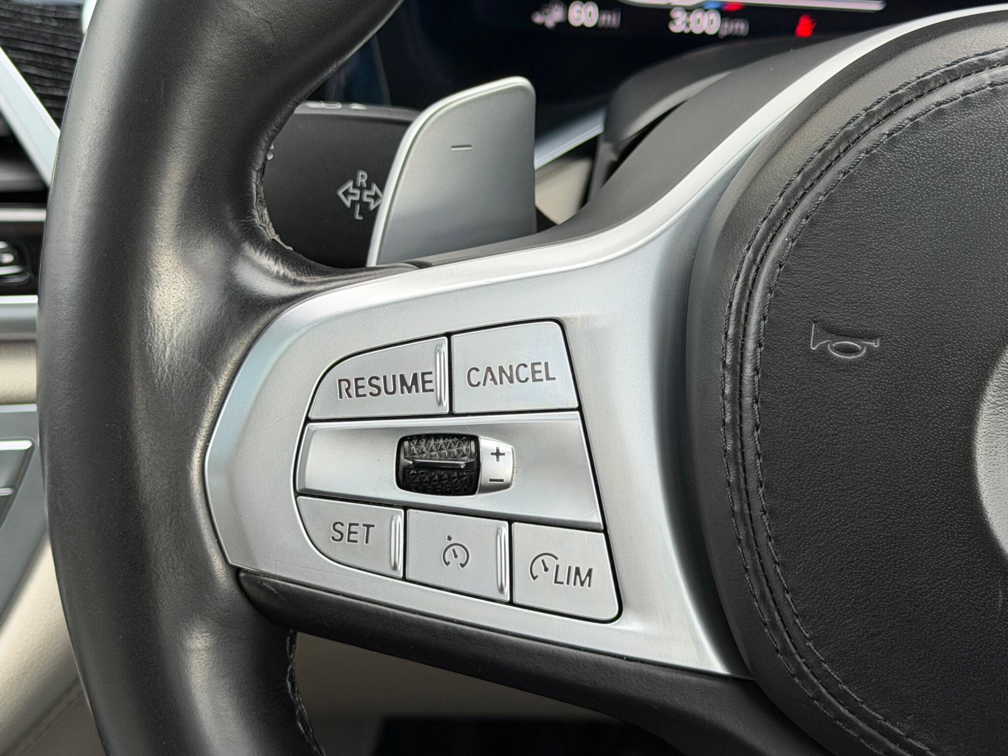 BMW 7 Series view 26