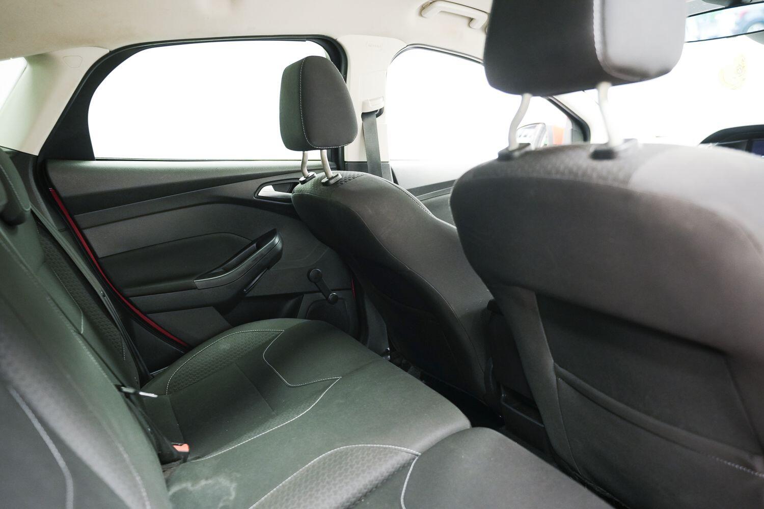 Ford Focus view 14