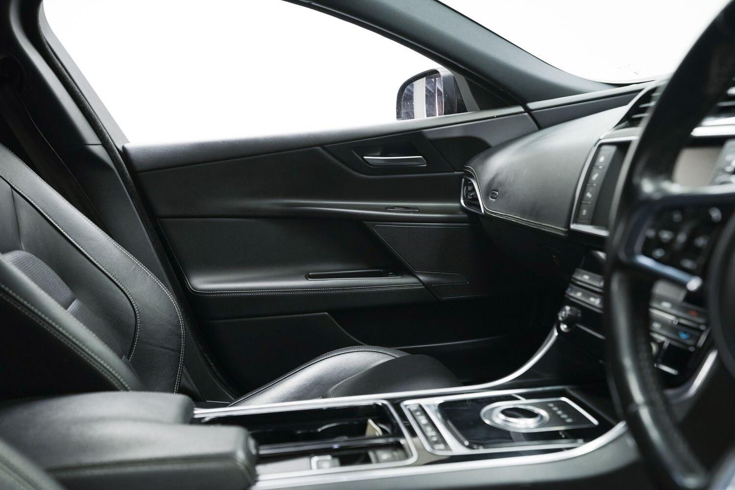 Jaguar Xe view 20