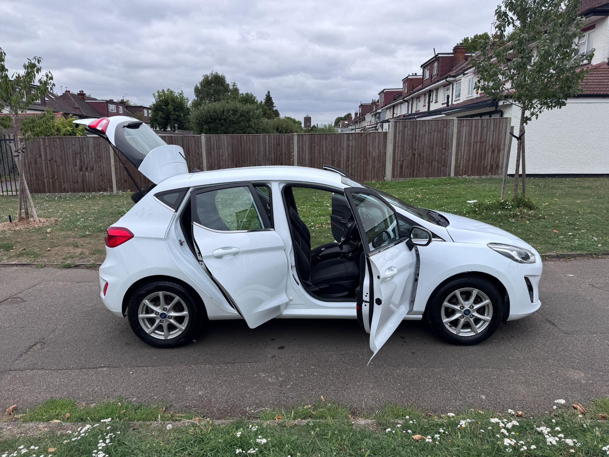 2017 Ford Fiesta image 31