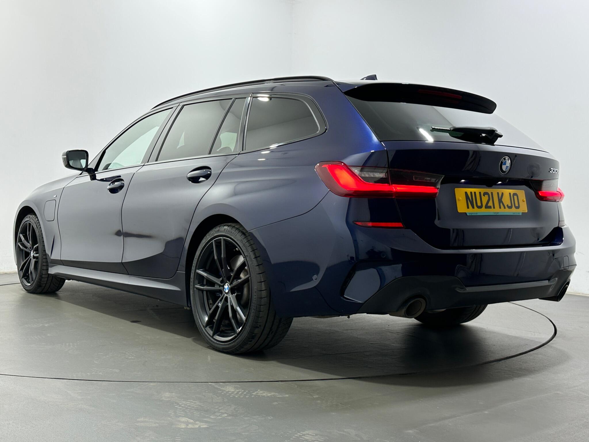 BMW 3 Series view 52