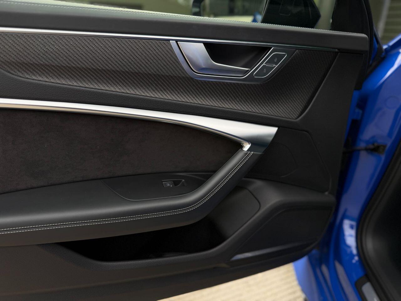 Audi RS6 Avant view 32
