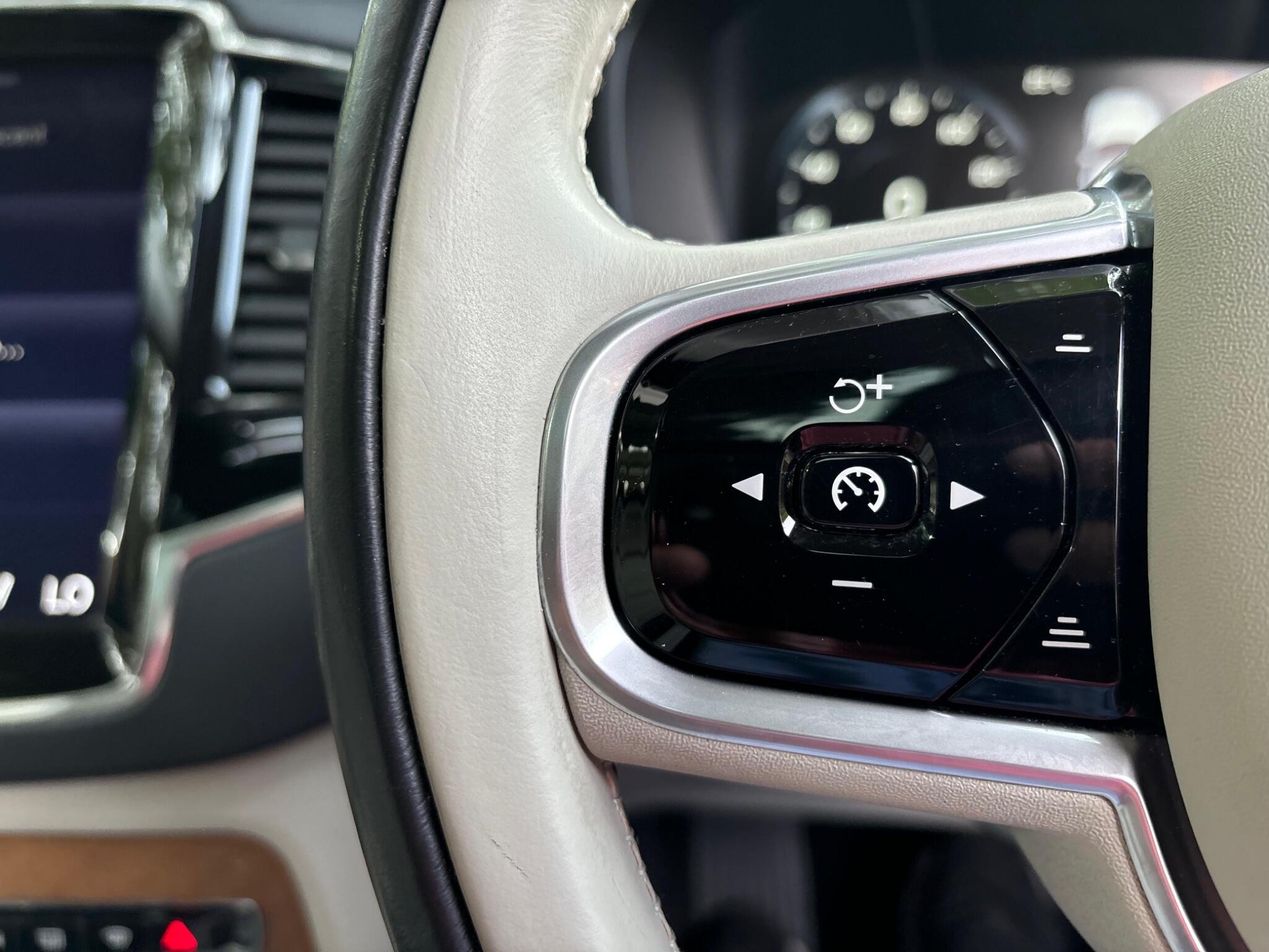 Volvo XC90 view 13