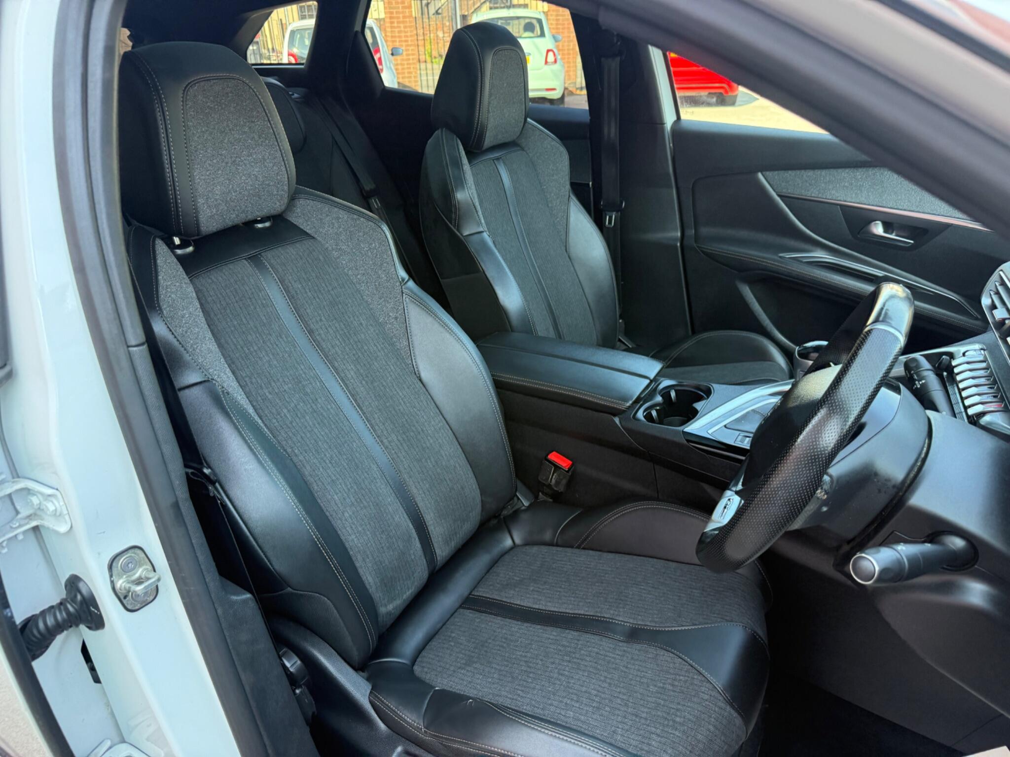 Peugeot 3008 view 13
