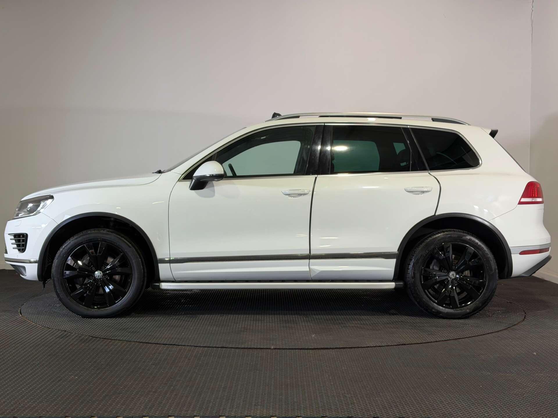Volkswagen Touareg view 4