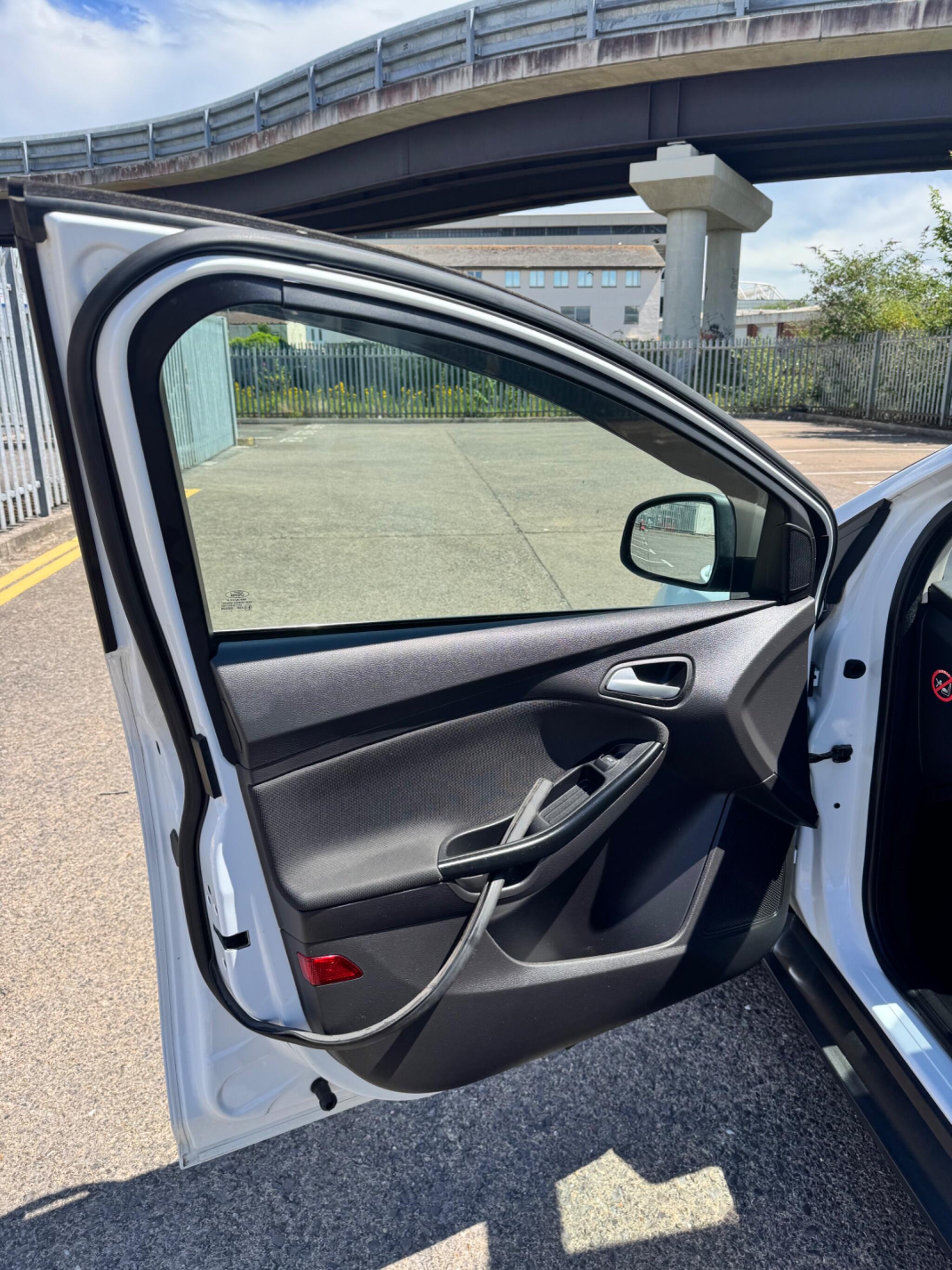 Ford Focus view 29