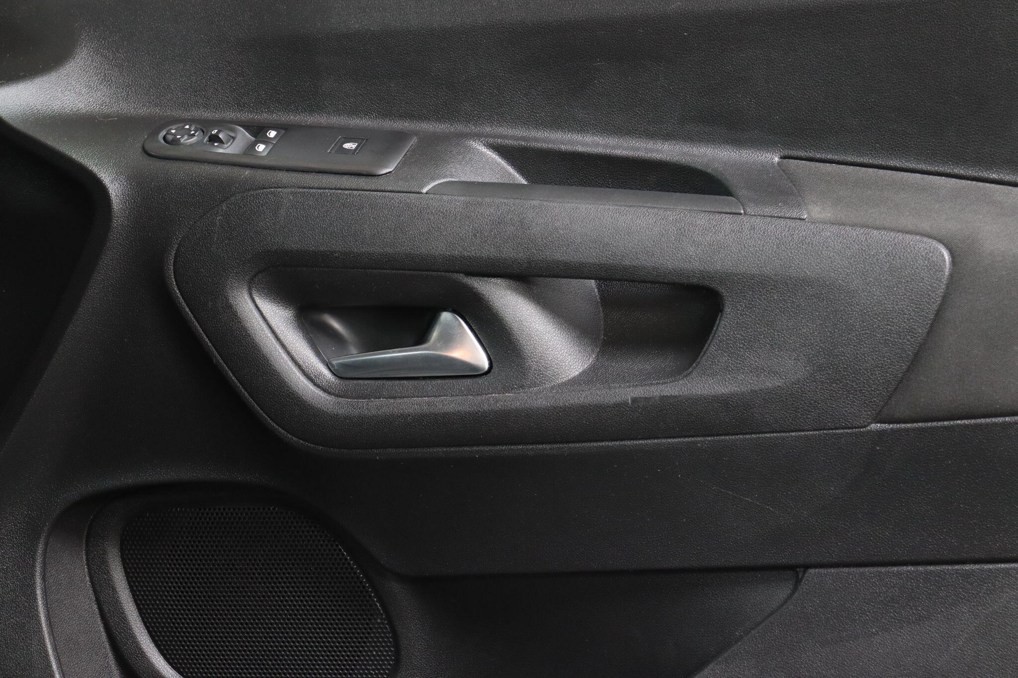 Vauxhall Combo Life view 36