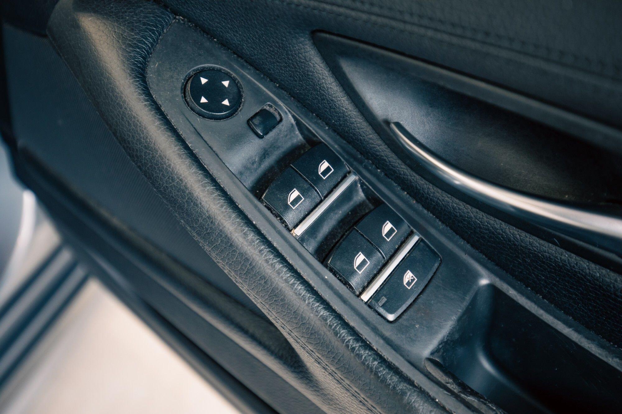 BMW 5 Series view 13