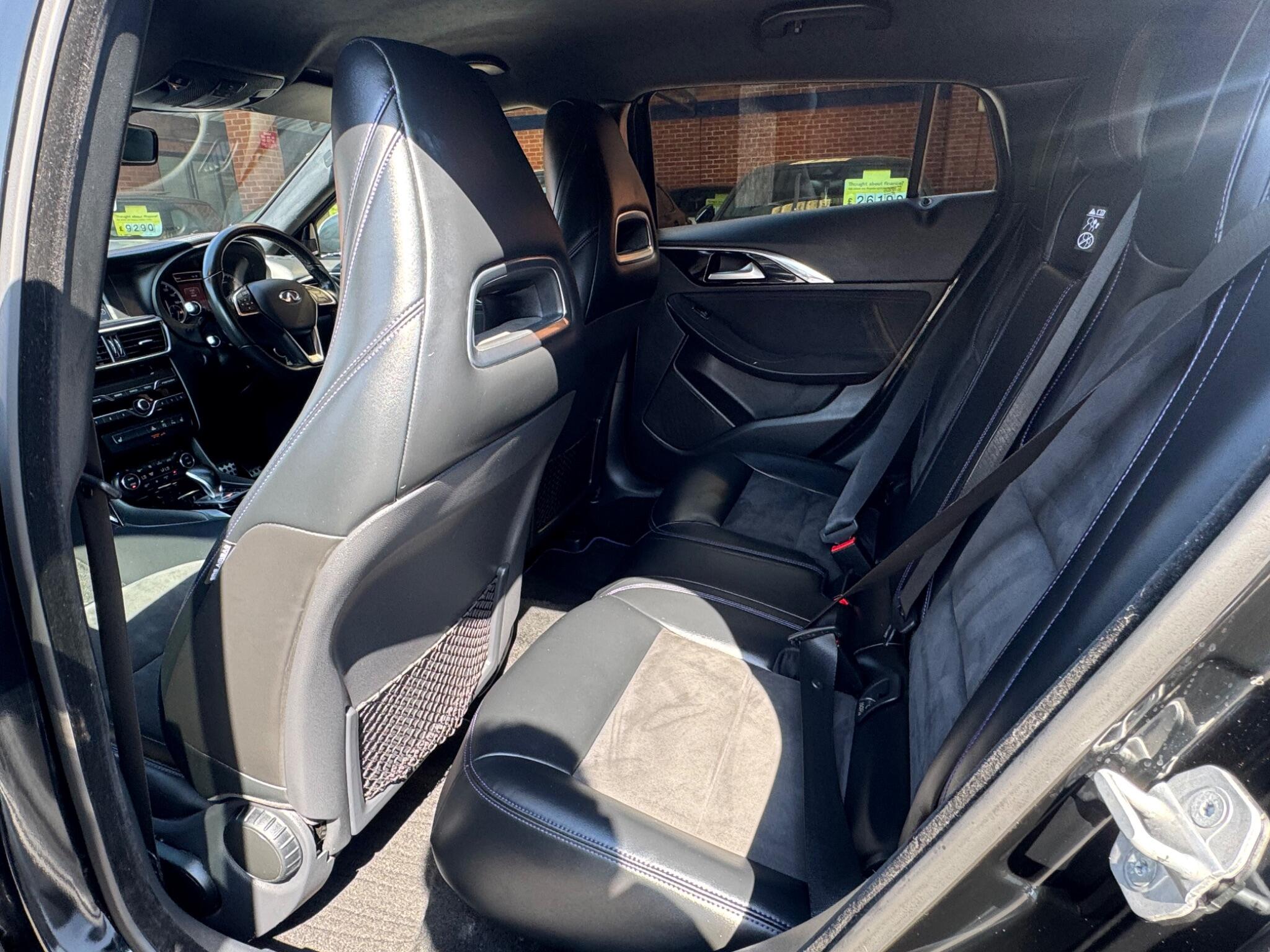 Infiniti Q30 view 9