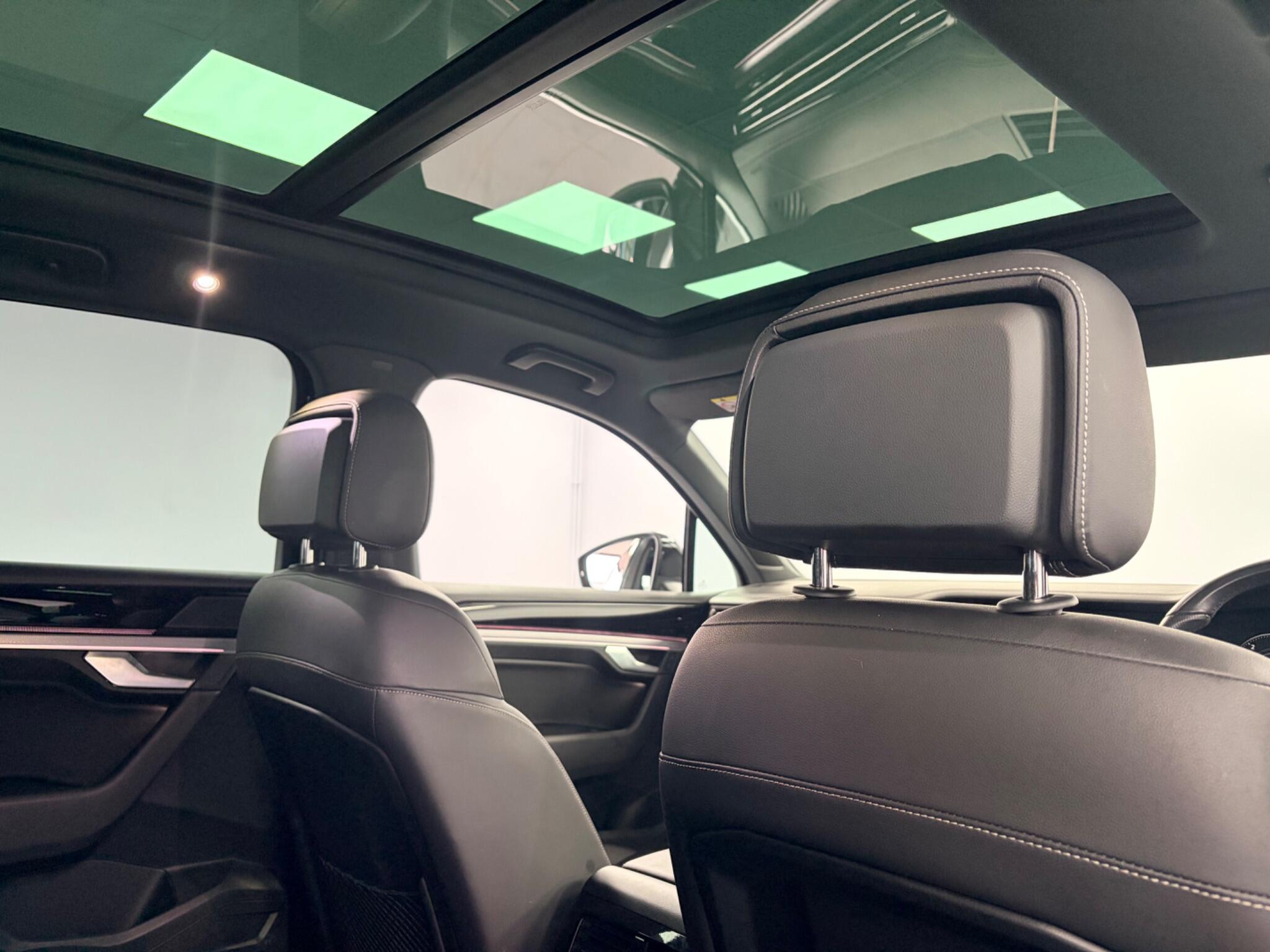 Volkswagen Touareg view 9