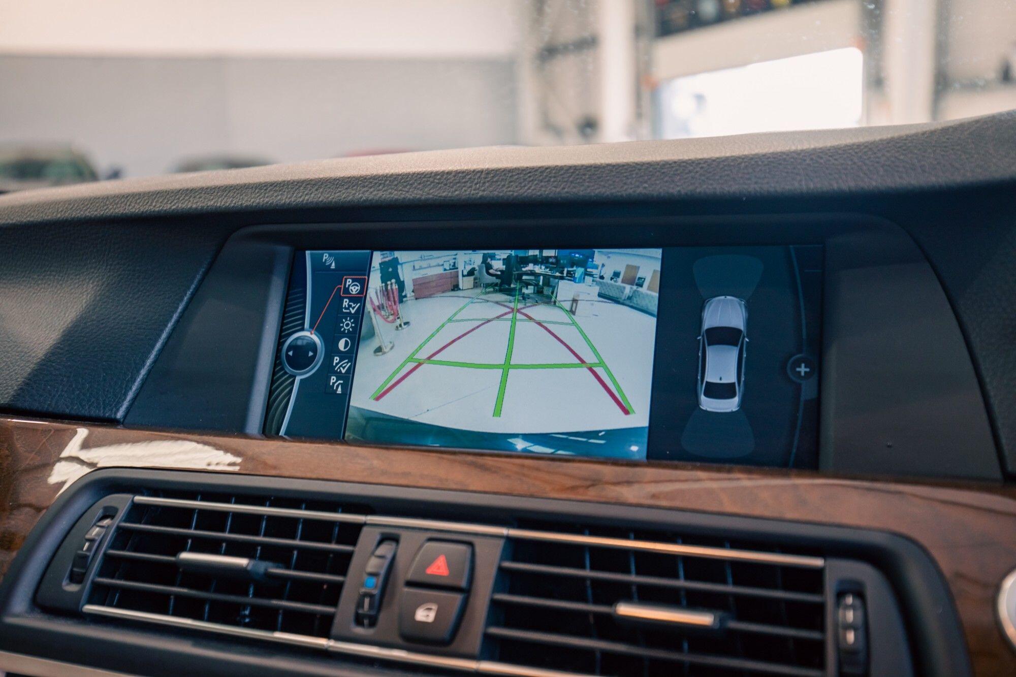 BMW 5 Series view 17