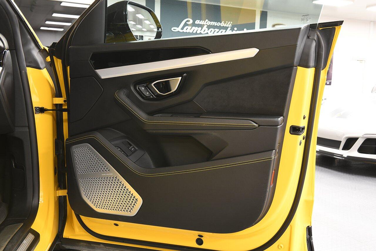 Lamborghini Urus view 24