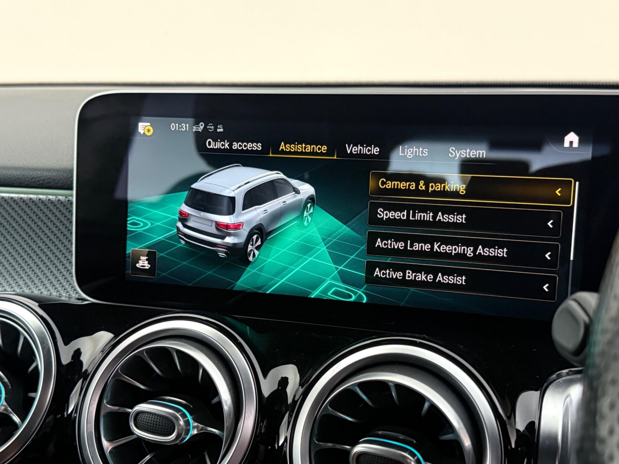Mercedes-Benz GLB view 32