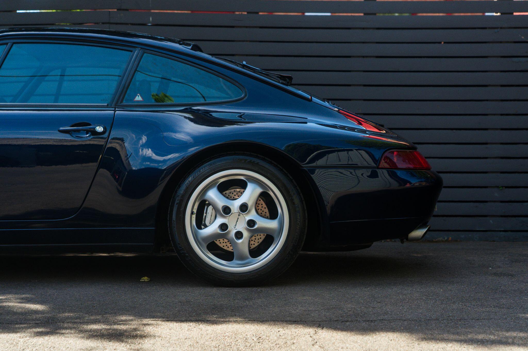 Porsche 911 view 7