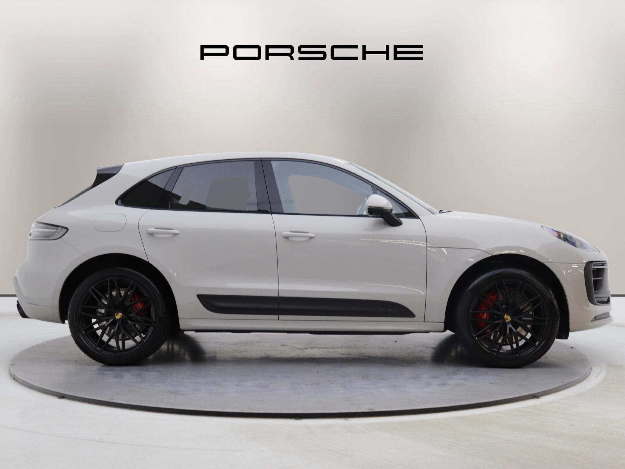 Porsche Macan view 3