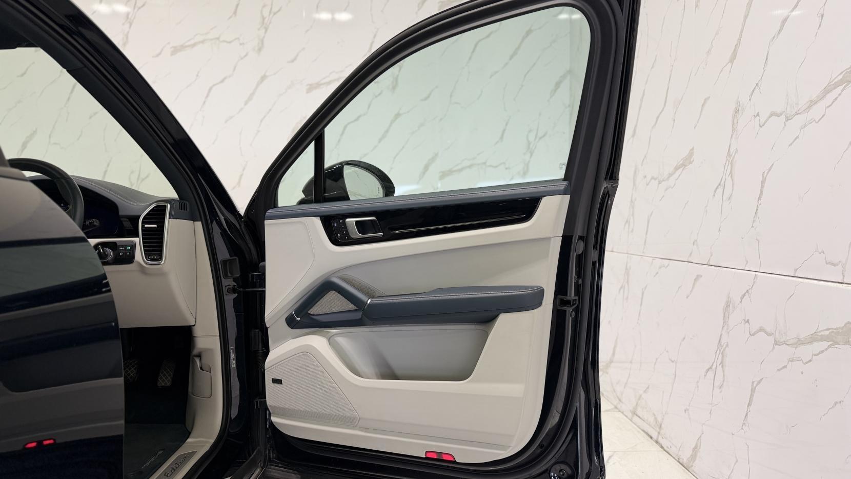 Porsche Cayenne view 34