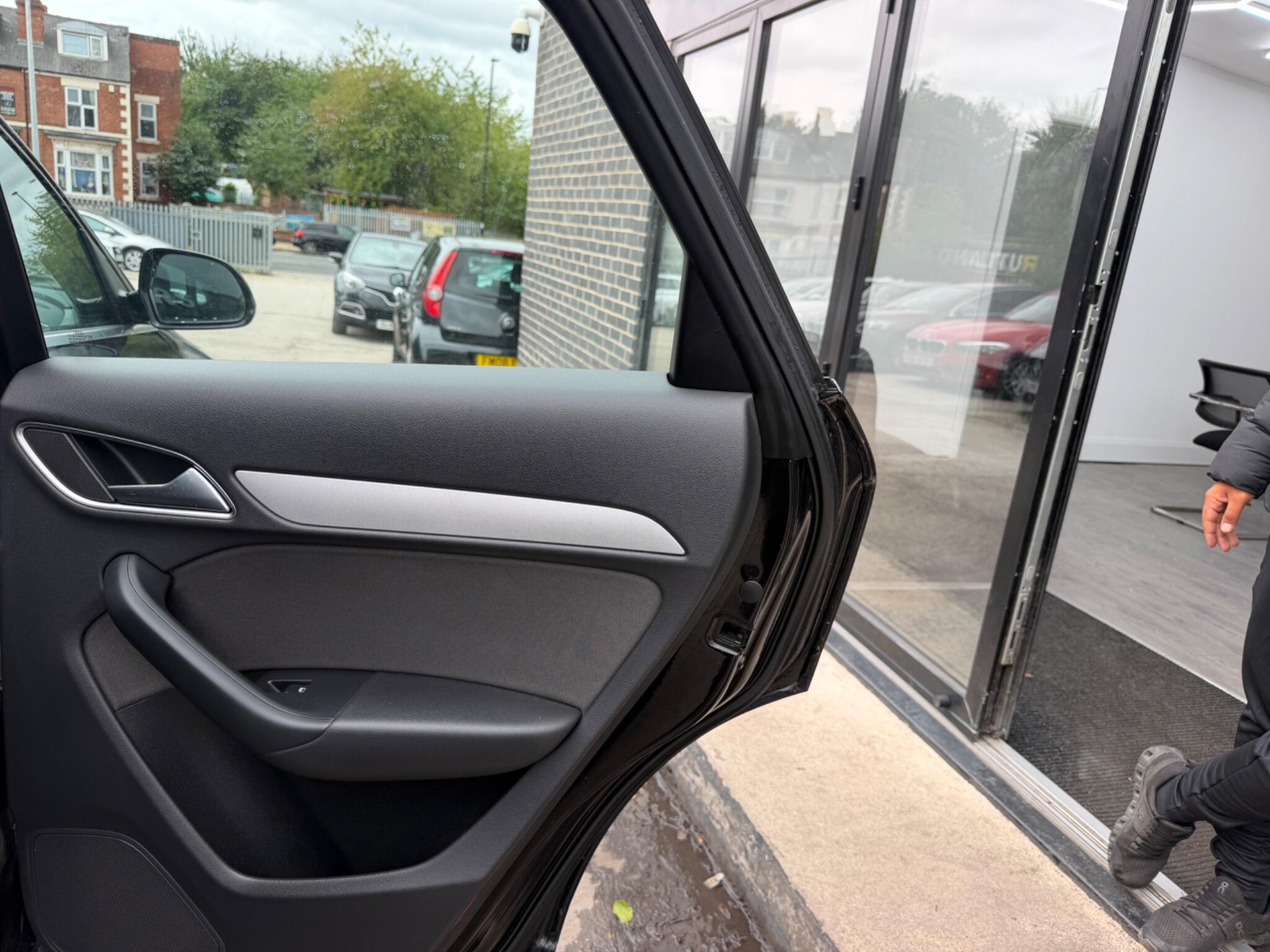 Audi Q3 view 19