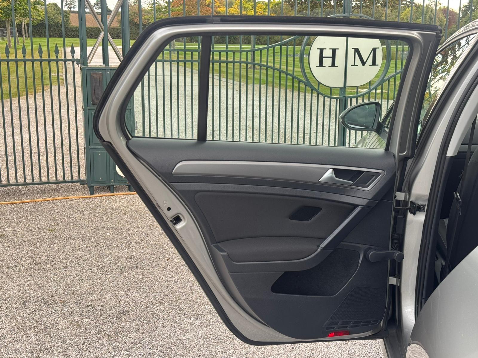 2013 Volkswagen Golf image 25