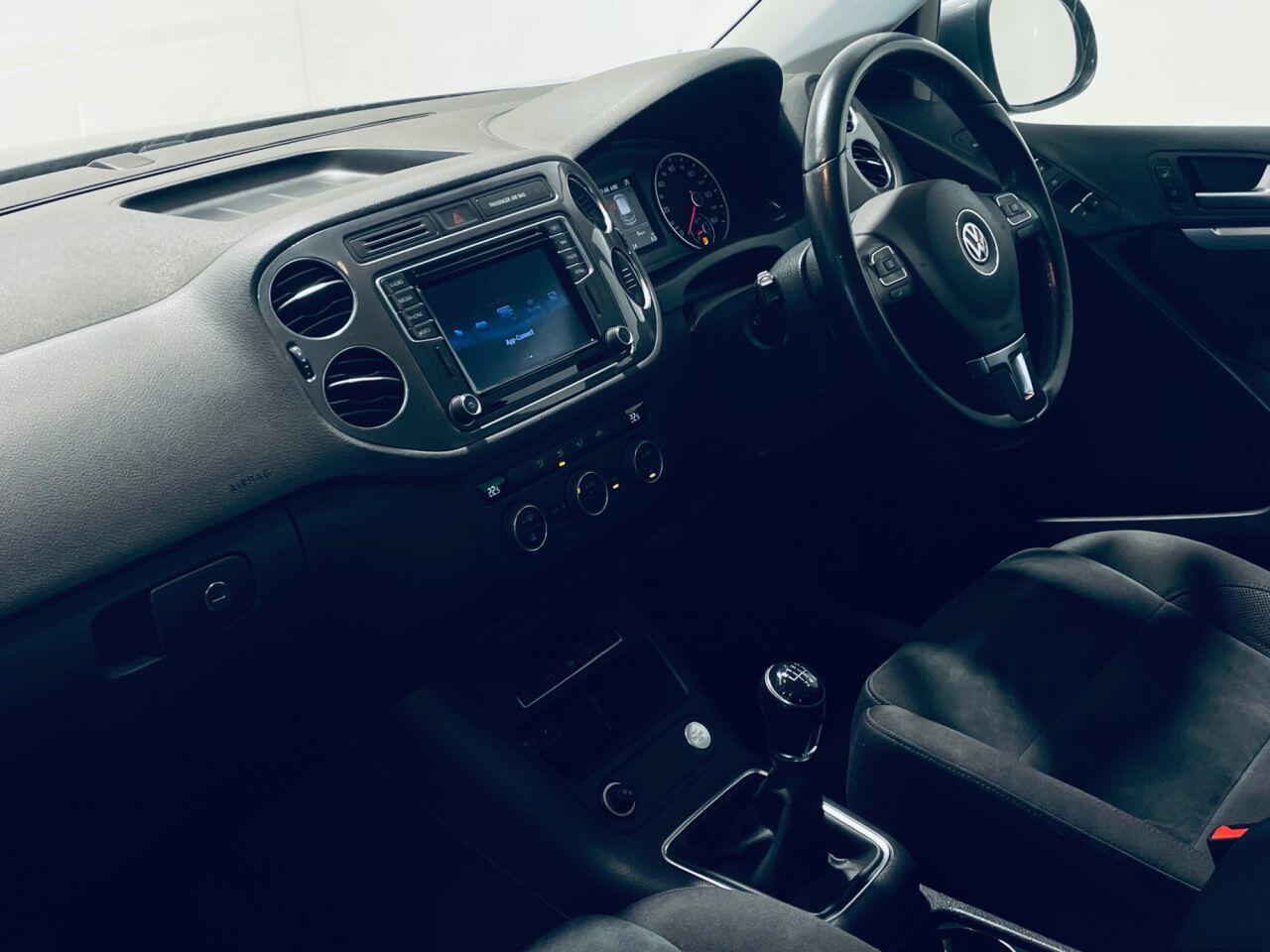 Volkswagen Tiguan view 4