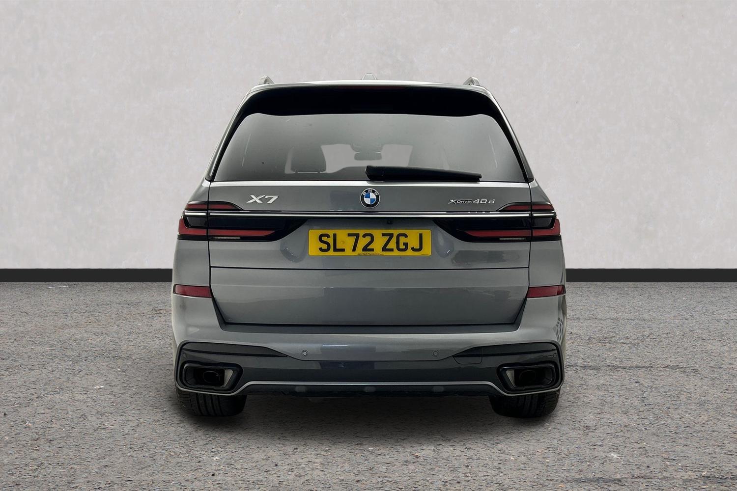 BMW X7 view 16
