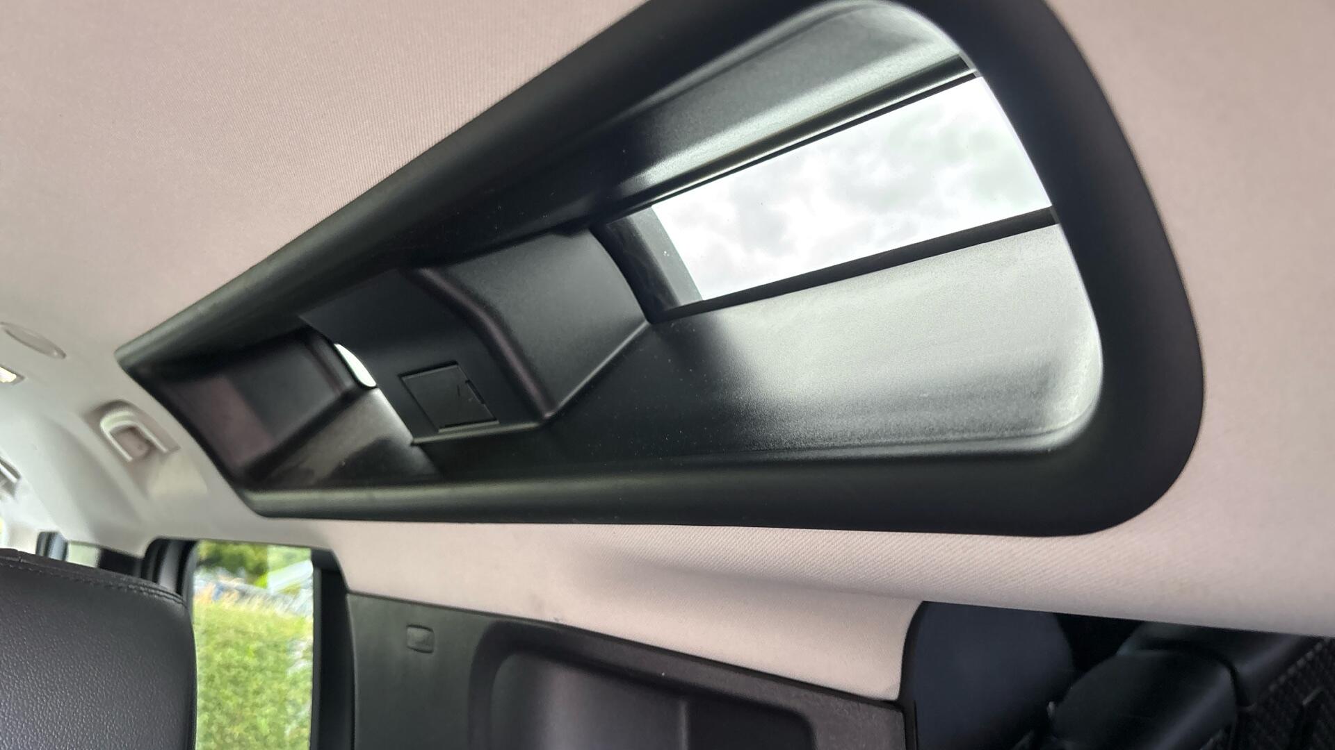 Land Rover Defender view 31
