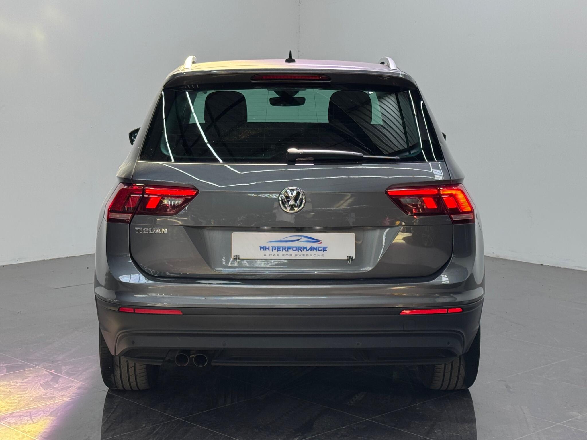 Volkswagen Tiguan view 4