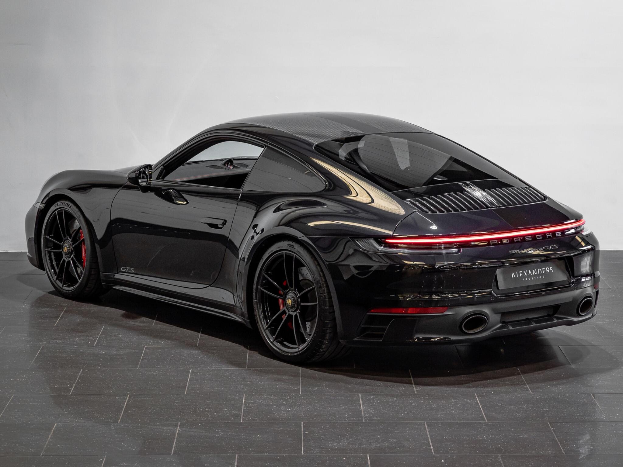 Porsche 911 view 5