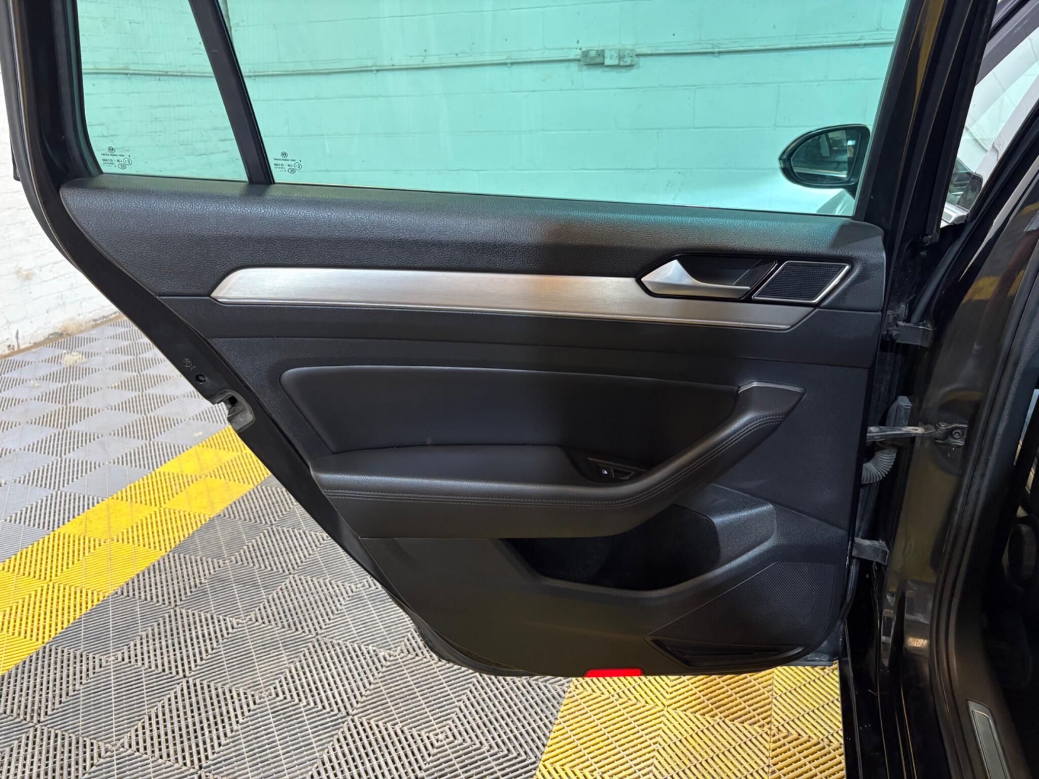 Volkswagen Passat view 64